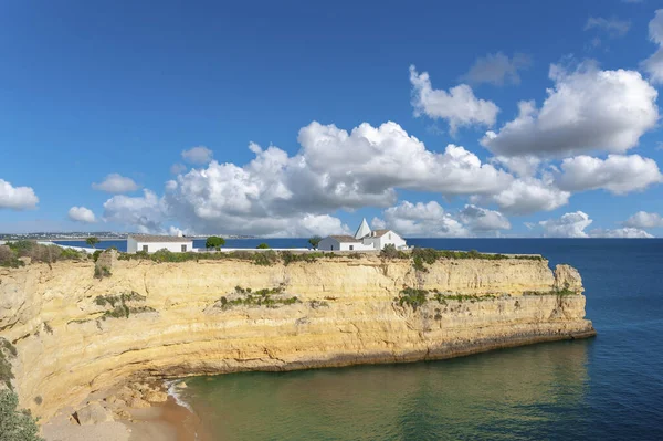 Portekiz 'deki Algarve' de Armacao de Pera 'daki Nossa Senhora da Rocha şapelinin manzarası.