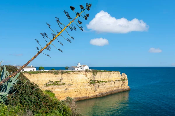Portekiz 'deki Algarve' de Armacao de Pera 'daki Nossa Senhora da Rocha şapelinin manzarası.
