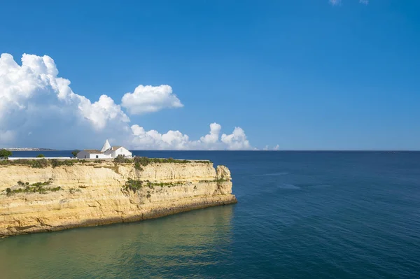 Portekiz 'deki Algarve' de Armacao de Pera 'daki Nossa Senhora da Rocha şapelinin manzarası.