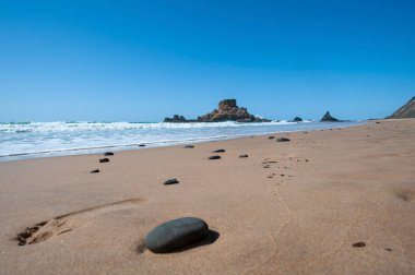 Portekiz 'deki Algarve' de Vila do Bispo yakınlarındaki Castelejo sahilinde kayalık.