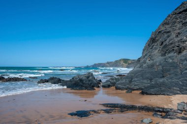 Portekiz 'deki Algarve' de Vila do Bispo yakınlarındaki Castelejo sahilinde kayalık.