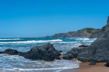 Portekiz 'deki Algarve' de Vila do Bispo yakınlarındaki Castelejo sahilinde kayalık.