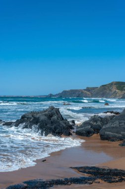 Portekiz 'deki Algarve' de Vila do Bispo yakınlarındaki Castelejo sahilinde kayalık.