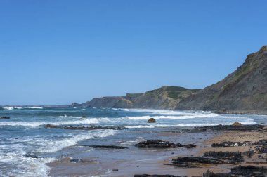 Portekiz 'deki Algarve' de Vila do Bispo yakınlarındaki Castelejo sahilinde kayalık.