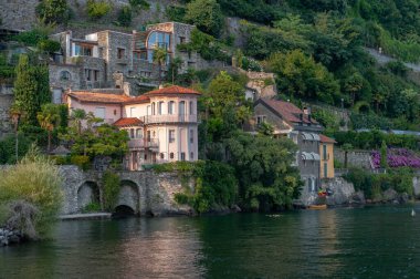 Cannero Riviera, İtalya - 9 Ağustos 2018: Cannero Riviera 'da Maggiore Gölü kıyısındaki villalar. Cannero Riviera İtalya 'nın Piedmont bölgesinde bir şehirdir.