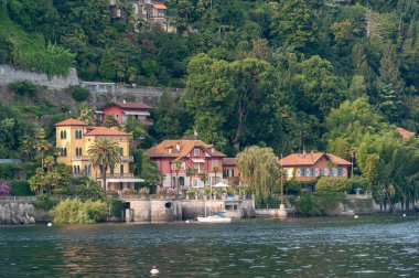 Cannero Riviera, İtalya - 9 Ağustos 2018: Cannero Riviera 'da Maggiore Gölü kıyısındaki villalar. Cannero Riviera İtalya 'nın Piedmont bölgesinde bir şehirdir.