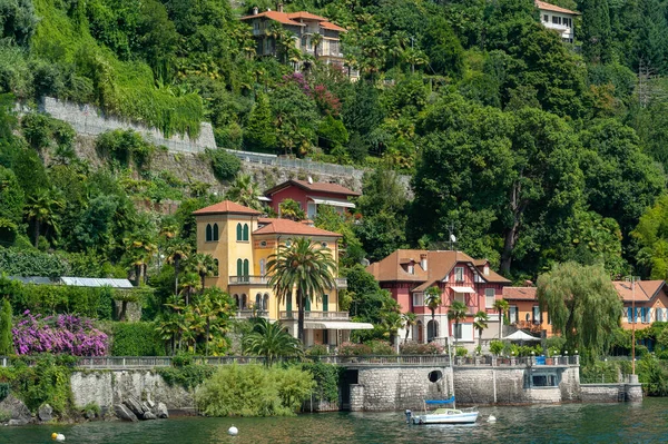 Cannero Riviera, İtalya - 12 Ağustos 2018: Cannero Riviera 'da Maggiore Gölü kıyısındaki villalar. Cannero Riviera İtalya 'nın Piedmont bölgesinde bir şehirdir.