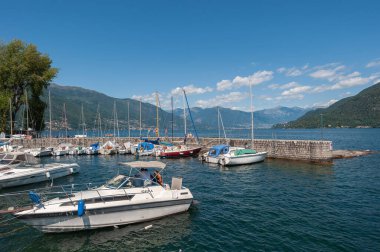 Cannobio, İtalya - 11 Ağustos 2018: Maggiore Gölü 'ndeki Lido di Cannobio limanında tekneler. Cannobio, İtalya 'nın Piedmont eyaletinde yer alan bir şehirdir.