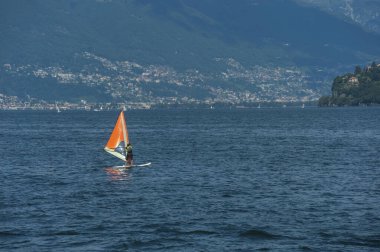 Cannobio 'nun Maggiore Gölü' ndeki rüzgar sörfçüleri. Cannobio, Kuzey İtalya 'da Piedmont eyaletinde bir şehirdir.