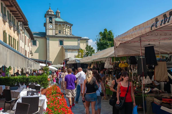 Cannobio Italy August 2018 Τουρίστες Στην Εβδομαδιαία Αγορά Του Cannobio — Φωτογραφία Αρχείου