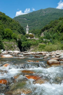 Cannobino nehri Cannobio yakınlarında ve Saint Anna kilisesi arka planda. Cannobio İtalya 'nın kuzeyinde, Piedmont bölgesinde, Maggiore Gölü kıyısında bir kasabadır.