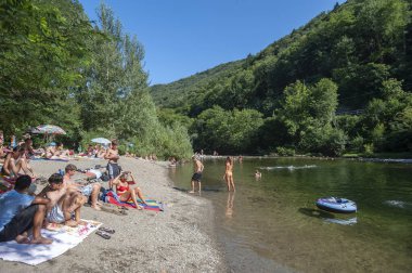Cannobio, İtalya - 11 Ağustos 2018 - Cannobio yakınlarındaki Valle Cannobino nehrindeki Sankt Anna kilisesinde banyo alanı. Cannobio İtalya 'nın kuzeyinde, Piedmont bölgesinde, Maggiore Gölü kıyısında bir kasabadır.