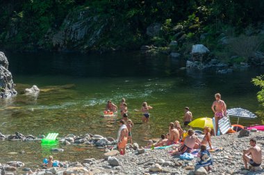 Cannobio, İtalya - 11 Ağustos 2018 - Cannobio yakınlarındaki Valle Cannobino nehrindeki Sankt Anna kilisesinde banyo alanı. Cannobio İtalya 'nın kuzeyinde, Piedmont bölgesinde, Maggiore Gölü kıyısında bir kasabadır.