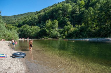 Cannobio, İtalya - 11 Ağustos 2018 - Cannobio yakınlarındaki Valle Cannobino nehrindeki Sankt Anna kilisesinde banyo alanı. Cannobio İtalya 'nın kuzeyinde, Piedmont bölgesinde, Maggiore Gölü kıyısında bir kasabadır.