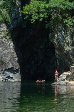 Cannobio, İtalya - 13 Ağustos 2018 - Cannobina yakınlarındaki Cannobino nehrinde Orrido di Sant Anna 'nın önünde yıkanan turistler. Cannobio İtalya 'nın kuzeyinde, Piedmont bölgesinde, Maggiore Gölü kıyısında bir kasabadır.