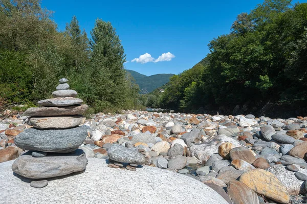 Cannobino Nehri Cannobio yakınlarındaki Valle Cannobina 'daki Saint Anna kilisesinde. Cannobio İtalya 'nın kuzeyinde, Piedmont bölgesinde, Maggiore Gölü kıyısında bir kasabadır.