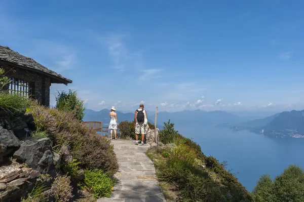 Tourists Giardino Botanico Alpinia Park Overlooking Lake Maggiore Stresa Stresa — Fotografia de Stock