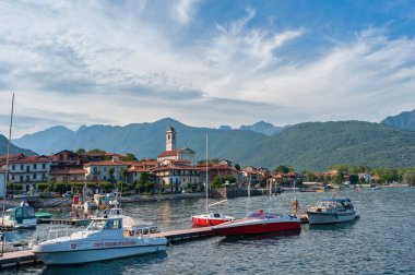 Feriolo, İtalya - 17 Ağustos 2018: Maggiore Gölü üzerindeki Feriolo manzarası. Feriolo, Kuzey İtalya 'da Piedmont eyaletinde yer alan bir şehirdir.