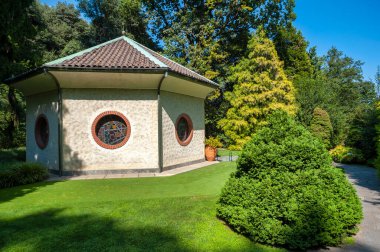 Pavilon, Verbania 'daki Villa Taranto Botanik Bahçeleri' nde. Verbania, İtalya 'da Piedmont eyaletinde yer alan bir şehirdir.