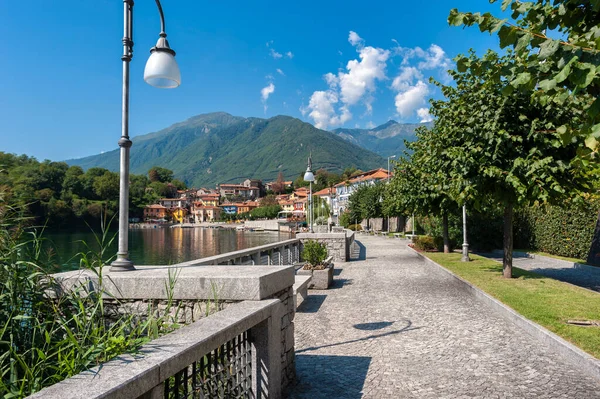 Πεζόδρομος Στο Lago Mergozzo Θέα Χωριό Mergozzo Mergozzo Είναι Ένα — Φωτογραφία Αρχείου