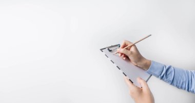 İş kadını elinde bir pano tutuyor. Beyaz arkaplanda izole