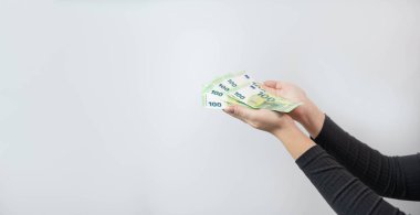 Avro banknotları kadınların elinde. El ele tutuşup beyaz banknotlar için 100 Euro nakit para veriyoruz.