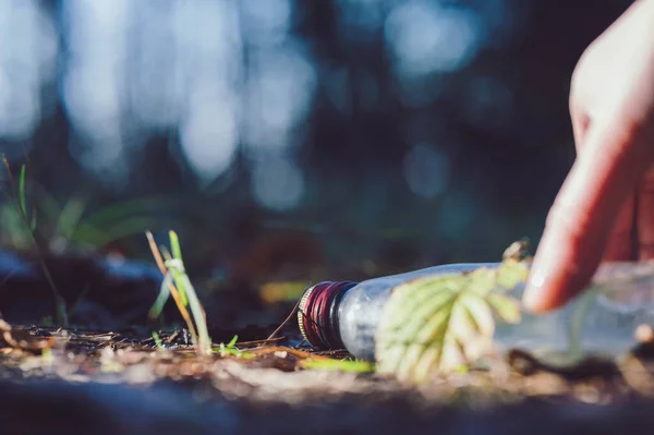 Afgedankte Glazen Fles Ligt Het Gras — Stockfoto