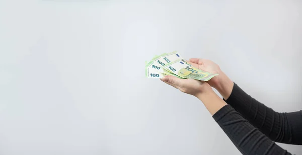 Euro Banknoty Rękach Kobiet Dłoń Podająca Sto Banknotów Euro Tle — Zdjęcie stockowe