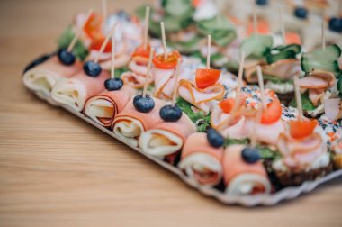 Aperatifli tepsi, mini sandviçler. Bir sürü küçük lokma sandviç aperatifleri. Tatil atıştırmalıkları. Tapas. Parti atıştırmalıkları, bira atıştırmalıkları, yan manzara..