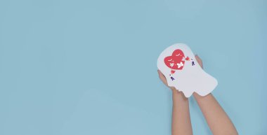 Akıl sağlığı, beyin hastalığı konsepti. Dünya Akıl Sağlığı Günü, Alzheimer ve Psikoloji Konsepti. Elinde kağıt insan kafası tutan çocukla psikoterapi konsepti