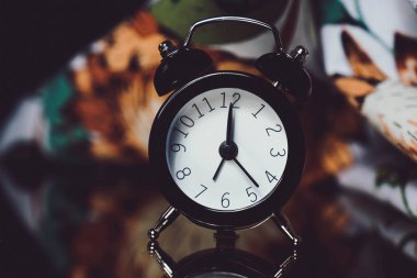 Koyu arkaplanda siyah antika alarm saati.