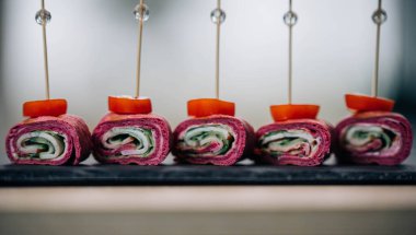 Jambon, peynir ve marullu ev yapımı pancar tortilla, kara tahtada servis edilir.