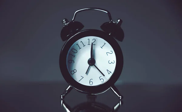 Siyah Arkaplanda Siyah Antika Alarm Saati — Stok fotoğraf