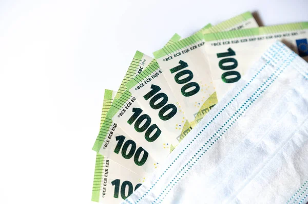 Maska Medyczna Banknotach 100 Euro Wybiórcze Skupienie Koncepcja Zachęty Dla — Zdjęcie stockowe