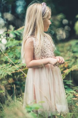 Doğada küçük bir kızın portresi.