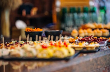 İtalyan parmak yiyecekleri düğün atıştırmalıkları. Düğün yemekleri, atıştırmalıklar, mini sandviçler.