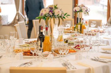 Bir parti, düğün ya da diğer Festival olay güzel Tablo ayarı çanak çömlek ve çiçeklerle. Züccaciye Mağazaları ve yiyecek ve içecek olay yemek için çatal.