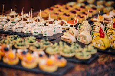 İtalyan parmak yiyecekleri düğün atıştırmalıkları. Düğün yemekleri, atıştırmalıklar, mini sandviçler.