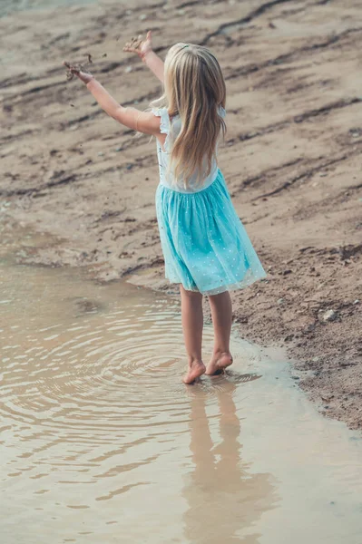 Chica Feliz Divertida Jugando Con Agua Aire Libre Concepto Hora — Foto de Stock