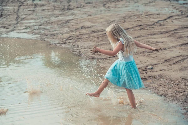 Мила Молода Дівчина Розважається Піщаному Пляжі Теплий Літній День Дитина — стокове фото