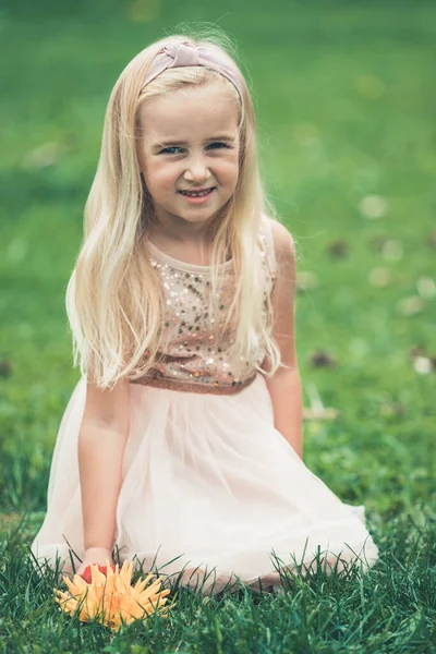 Портрет Маленької Дівчинки Відкритому Повітрі Природі — стокове фото