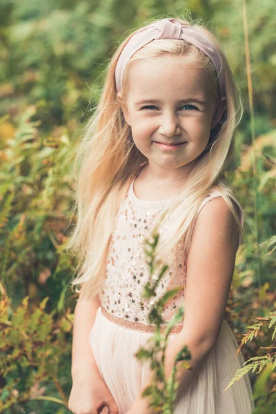 Портрет Маленької Дівчинки Відкритому Повітрі Природі — стокове фото