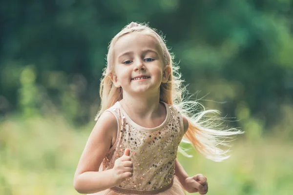 Retrato Una Niña Aire Libre Naturaleza — Foto de Stock