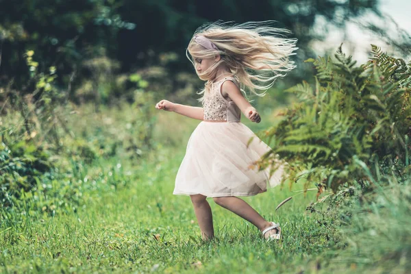 Маленькая Девочка Кружится Танцует Лесу — стоковое фото