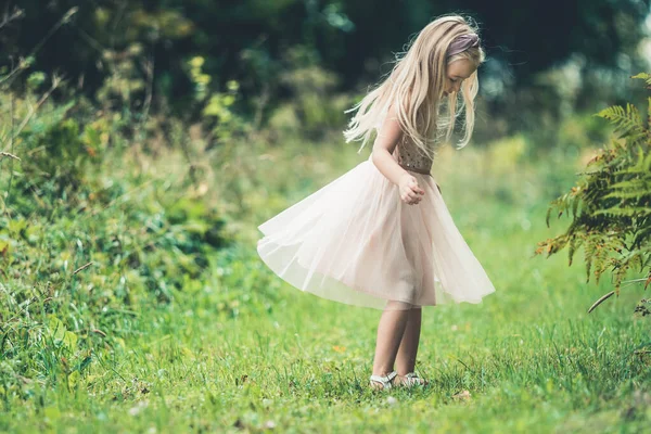 Niña Dando Vueltas Bailando Aire Libre Bosque — Foto de Stock