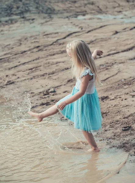 Смішна Щаслива Дівчина Грає Водою Відкритому Повітрі Концепція Літнього Часу — стокове фото