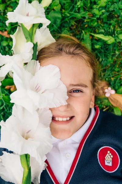 Retrato Una Hermosa Colegiala Sosteniendo Una Flor Gladiolo Primer Día — Foto de Stock