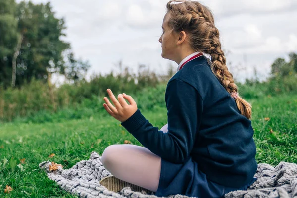 Chica Escuela Meditando Aire Libre Sensibilización Sobre Salud Mental Escuela — Foto de Stock