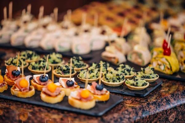 Italiaanse Vinger Voedsel Bruiloft Snacks Bruiloft Catering Een Hapje Snacks — Stockfoto