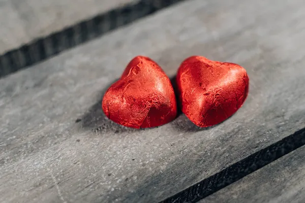 Twee Rode Chocolade Hartjes Houten Achtergrond Close Valentijnsdag — Stockfoto